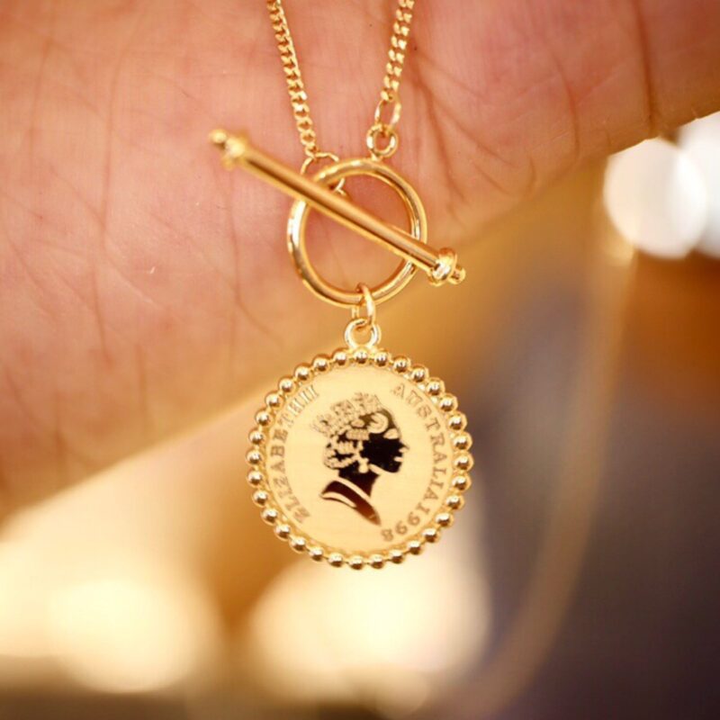 Elegant Gold Pendant Necklace