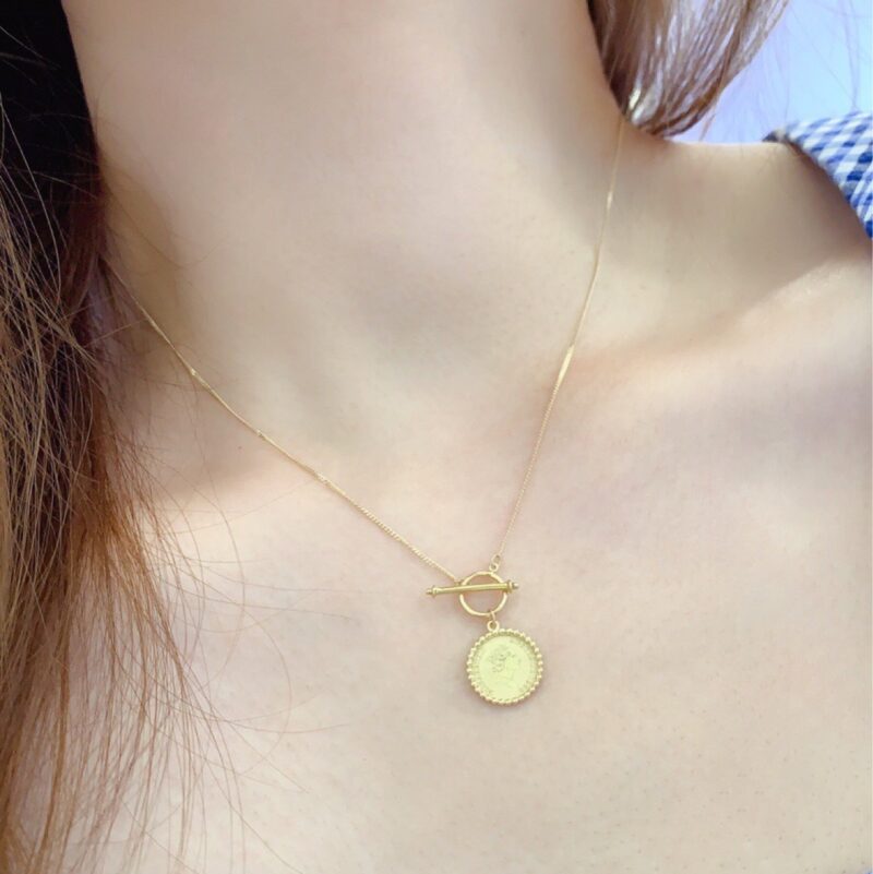 Elegant Gold Pendant Necklace