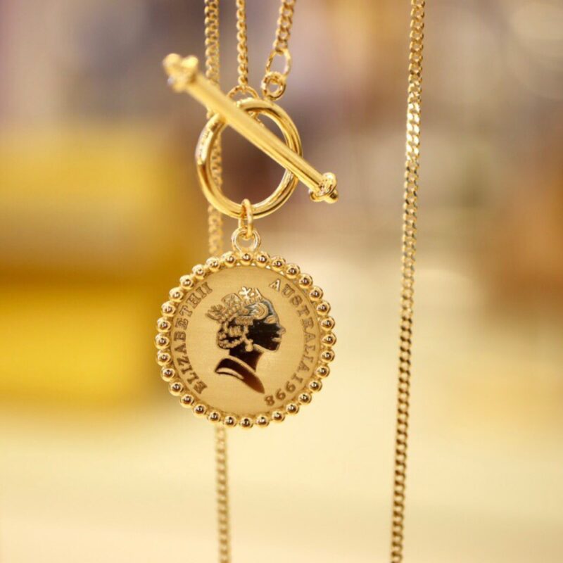 Elegant Gold Pendant Necklace