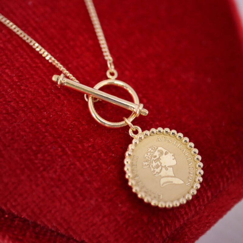 Elegant Gold Pendant Necklace