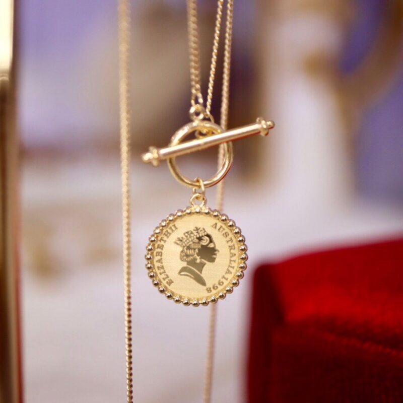 Elegant Gold Pendant Necklace