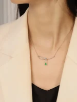 Elegant White Gold Emerald Pendant Necklace - Image 3