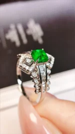 Elegant White Gold Emerald and Diamond Ring - Image 2
