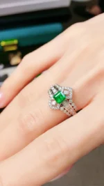 Elegant White Gold Emerald and Diamond Ring - Image 4