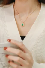 Elegant Emerald Pendant with Diamond in 18K Gold - Image 5