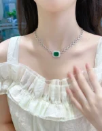 Elegant White 18K Gold Necklace with Natural Emerald - Image 5