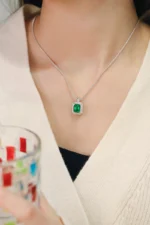 Elegant Emerald Pendant with Diamond in 18K Gold - Image 4