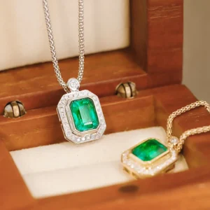 Elegant Emerald Pendant with Diamond in 18K Gold