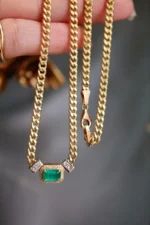 Luxury Yellow Gold Necklace with Emerald and Diamond - Image 2