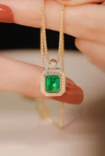 Elegant Emerald Pendant with Diamond in 18K Gold - Image 2