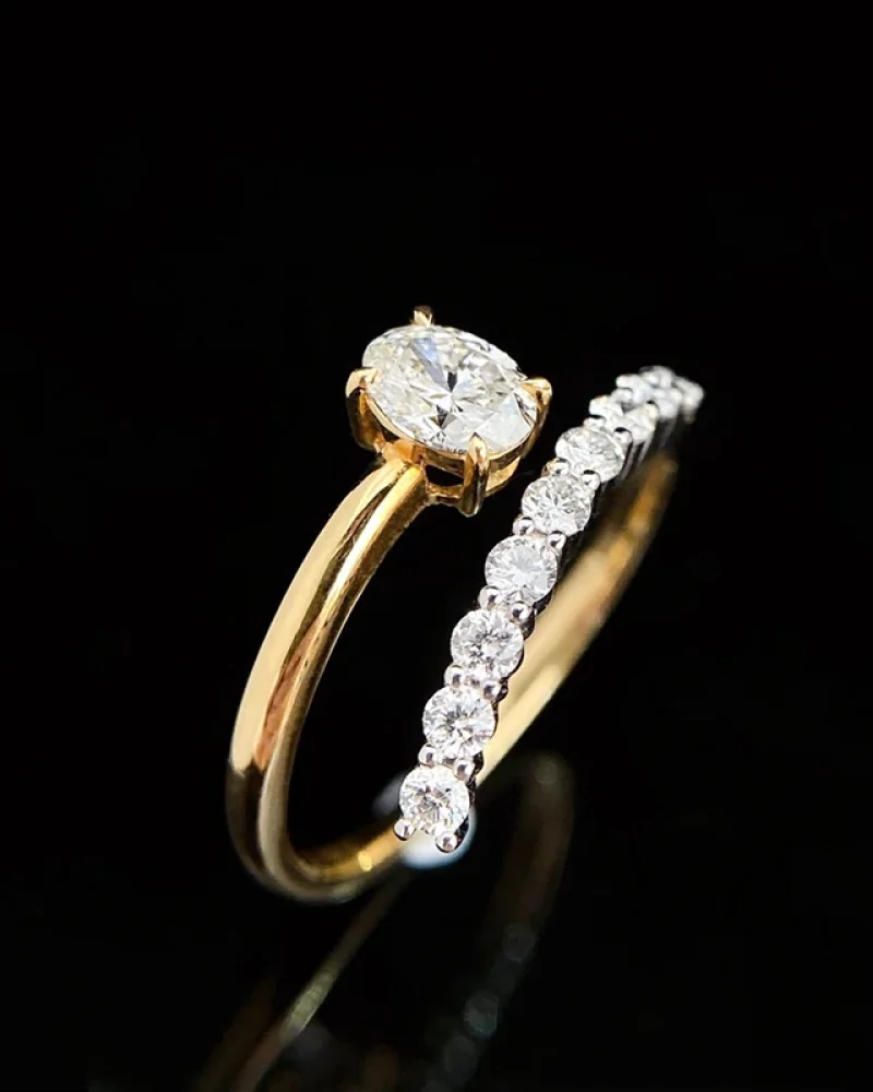 Shiny Diamond Engagement Ring